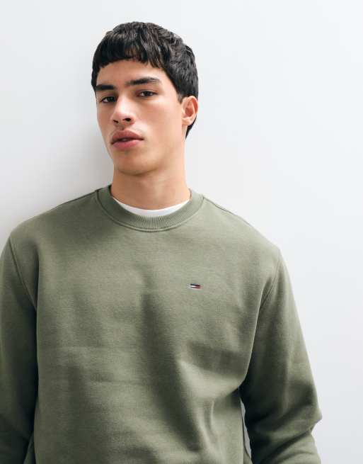 Tommy Jeans sudadera de cuello redondo con logotipo de bandera en caqui, 1 de 5