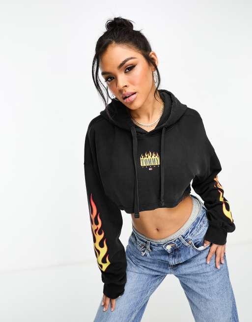 Tommy Jeans – Superkurzer Kapuzenpullover in Schwarz mit Vintage-Flammen-Logo