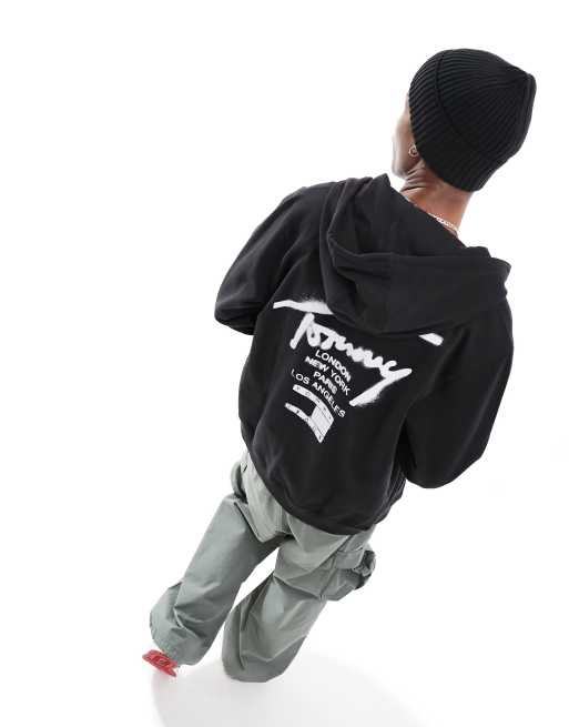 Tommy Jeans – Svart huvtröja i regular fit med spraymålad logga