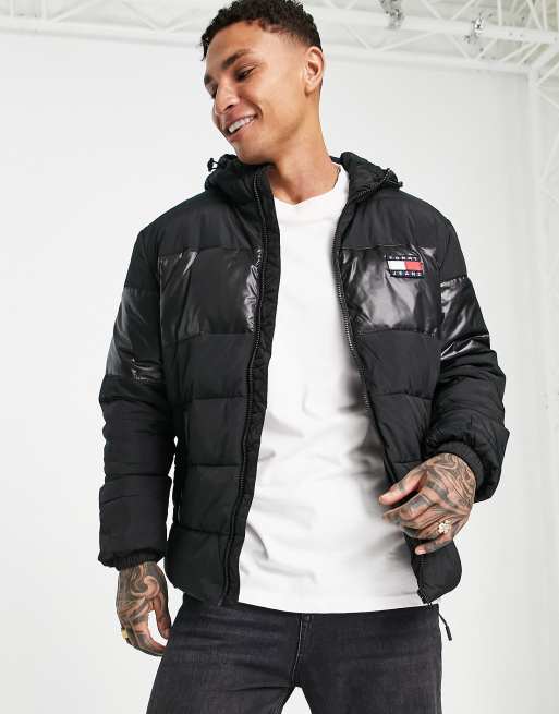 Tommy Jeans – Svart lätt pufferjacka med tonad blockfärg över bröstet