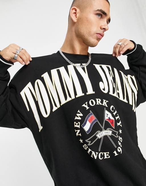 Tommy Jeans – Svart sweatshirt i skatermodell med preppig collegelogga