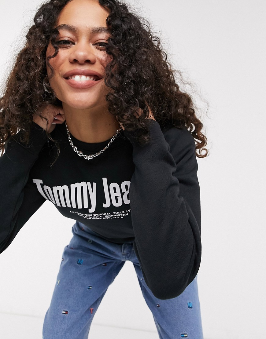 Tommy Jeans — Svart sweatshirt med diagonal logga
