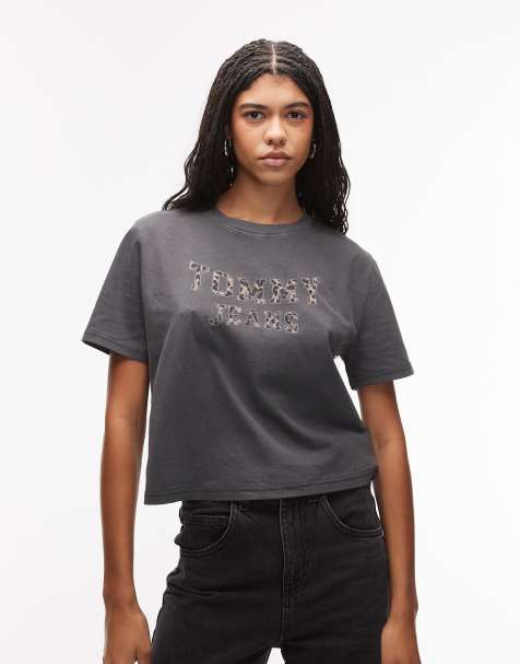 Tommy Jeans – Svart t-shirt med boxig passform och leopardmönstrad logga - view 1