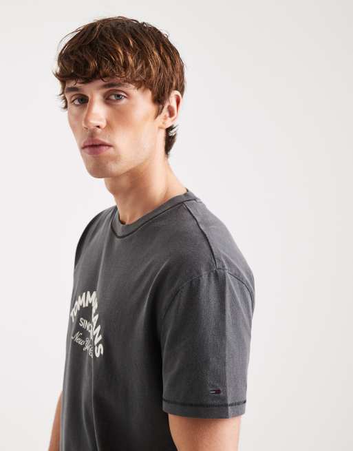 Tommy Jeans – Svart t-shirt med centrerad, böjd logga, 4 av 5