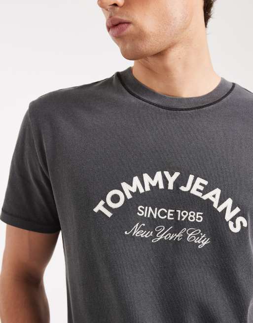 Tommy Jeans – Svart t-shirt med centrerad, böjd logga, 5 av 5