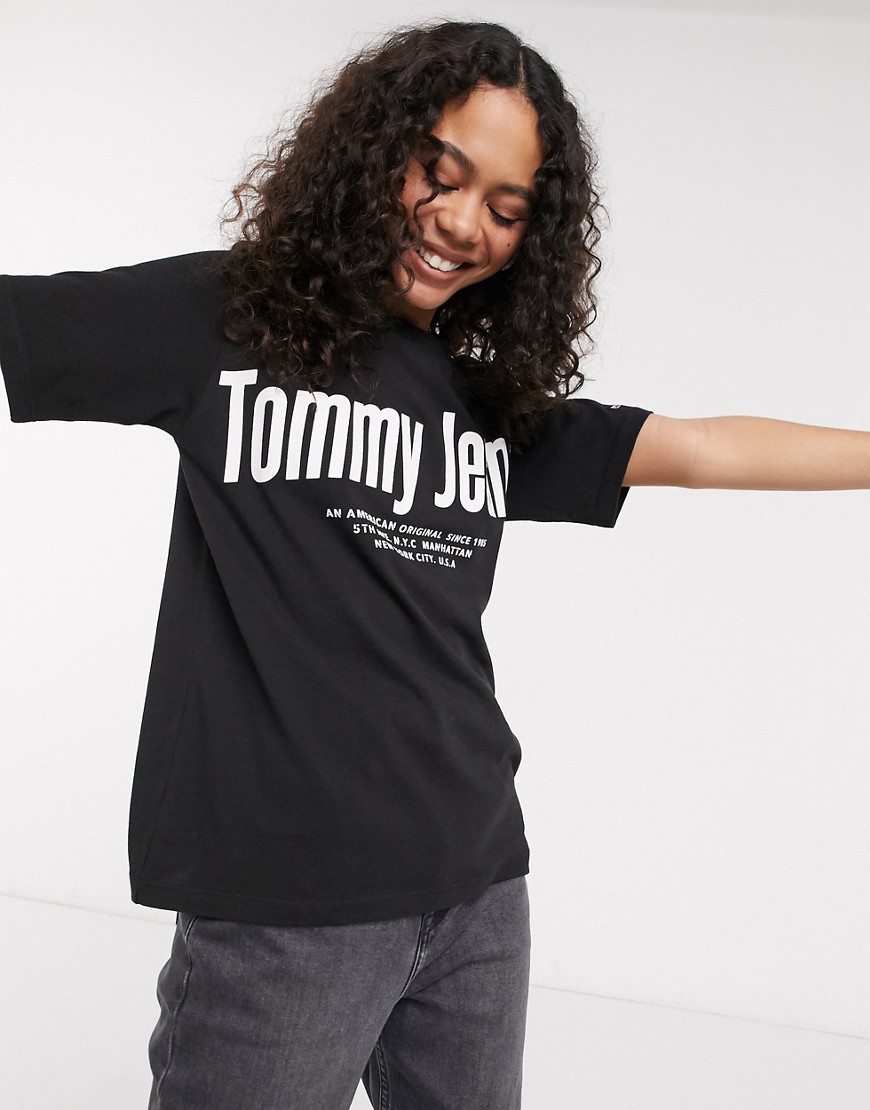 Tommy Jeans — Svart t-shirt med diagonal logga