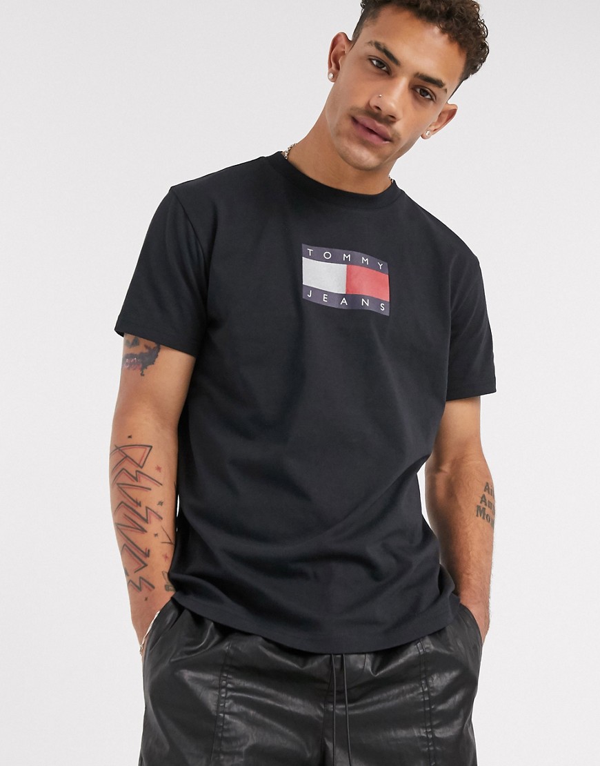 Tommy Jeans – Svart t-shirt med flagglogga med metalliceffekt på bröstet