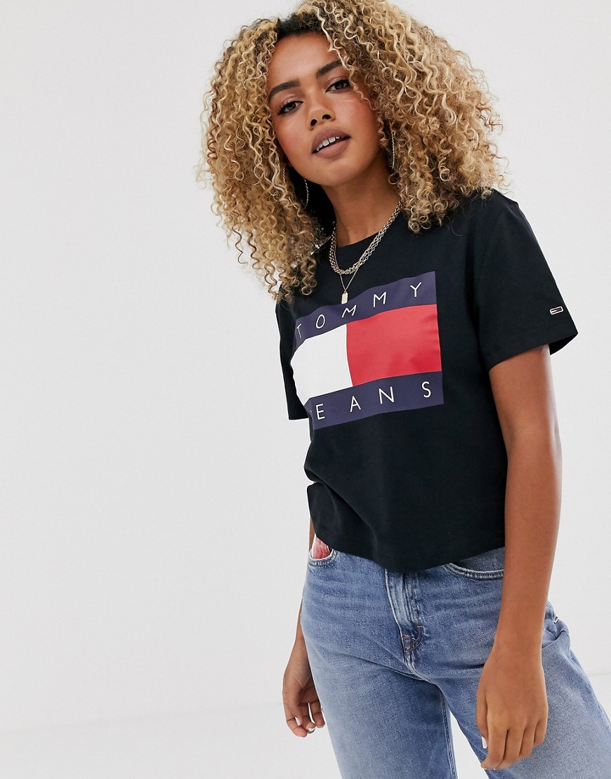 Tommy Jeans – Svart t-shirt med flagglogga