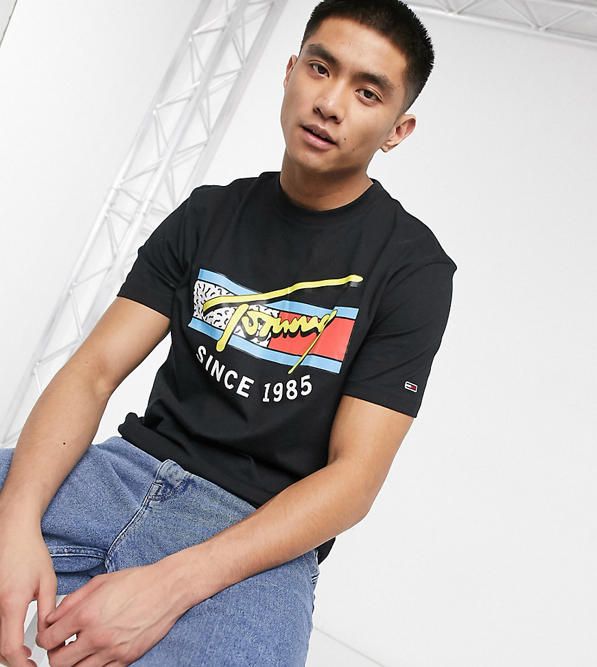 Tommy Jeans – Svart t-shirt med retro logotypmönster i neon på bröstet, endast hos ASOS