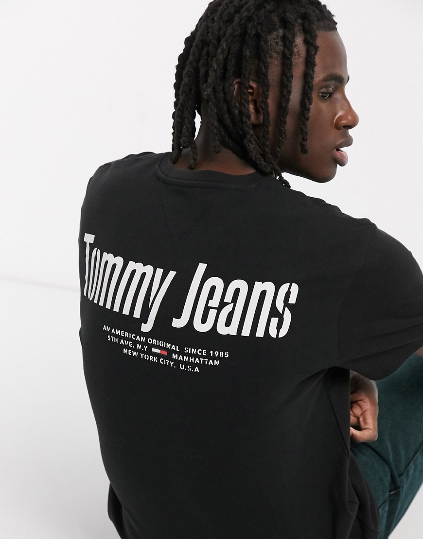 Tommy Jeans – Svart t-shirt med text på bröstet och logga baktill