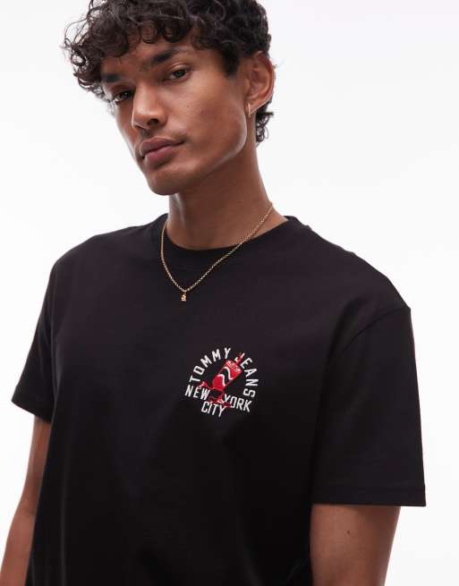 Tommy Jeans – Svart t-shirt med tryck framtill till vänster, 2 av 4