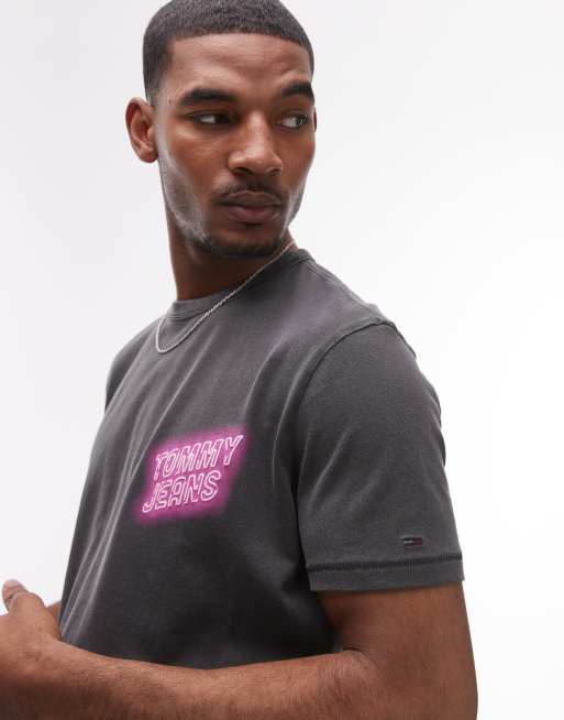 Tommy Jeans – Svart t-shirt med tryck i neon baktill, 2 av 4