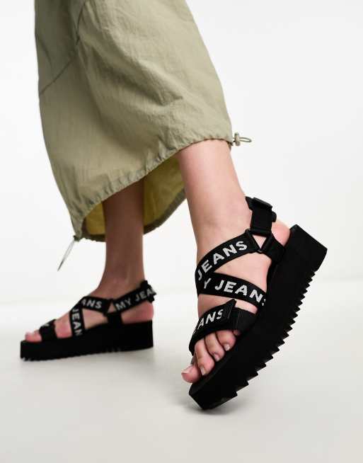 Tommy Jeans – Svarta flatform-sandaler med tejpade detaljer och remmar