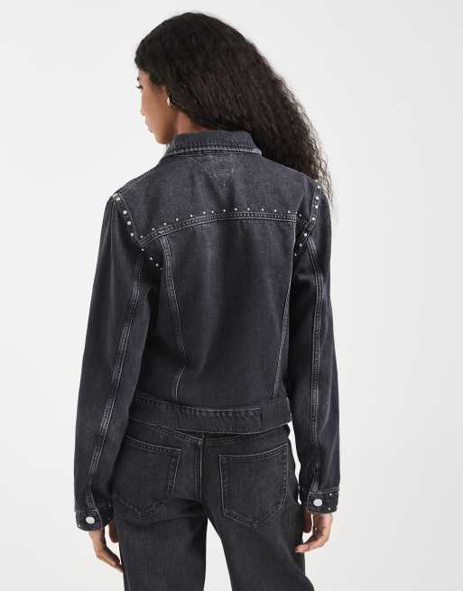Tommy Jeans – Svarttvättad truckerjacka i denim med nitar, 4 av 4