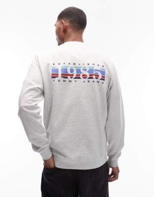Tommy Jeans - Sweat avec imprimé 1985 effet dégradé sur la poitrine - Gris