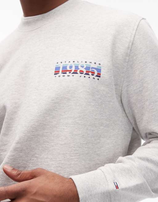 Tommy Jeans - Sweat avec imprimé 1985 effet dégradé sur la poitrine - Gris, 4 de 5