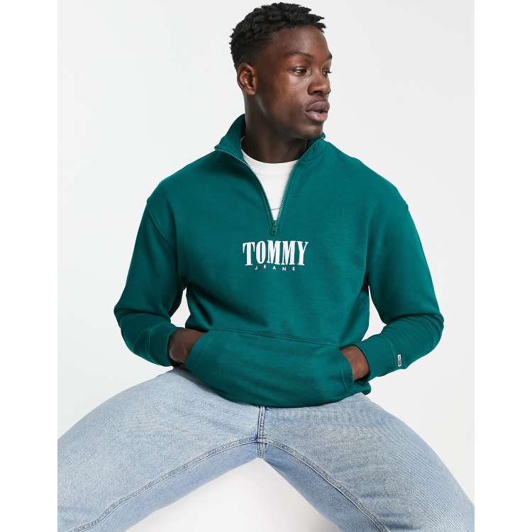 Tommy Jeans – Sweatshirt in Dunkelgrün mit lockerer Passform,  Authentic-Logo und kurzem Reißverschluss | ASOS