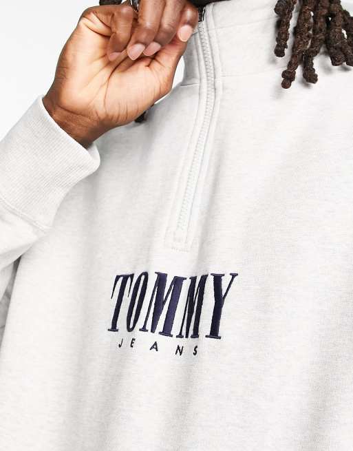 Tommy Jeans – Sweatshirt in Grau meliert mit lockerer Passform, Authentic-Logo und kurzem Reißverschluss, 3 von 4