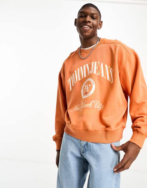Tommy Jeans – Sweatshirt in Orange mit Boxy-Schnitt, Rundhalsausschnitt und College-Logo, 2 von 4
