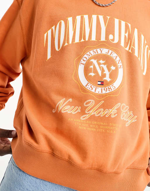 Tommy Jeans – Sweatshirt in Orange mit Boxy-Schnitt, Rundhalsausschnitt und College-Logo, 4 von 4