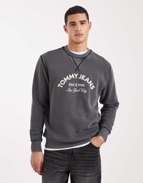 Tommy Jeans - Sweatshirt met gebogen logo-applicatie in het midden in zwart met wassing - view 1