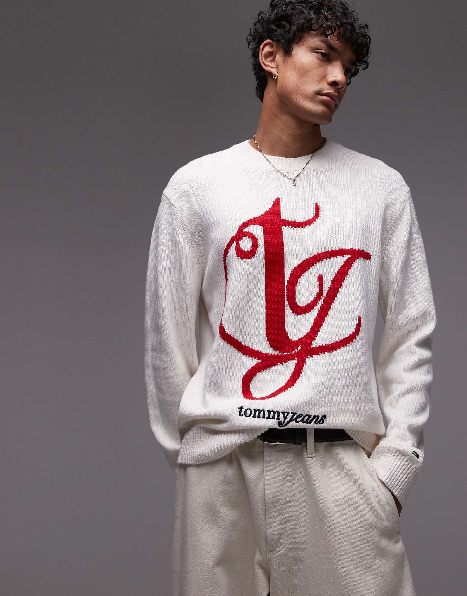 Вязаный свитер Tommy Jeans с узором интарсия в бело-красных тонах
