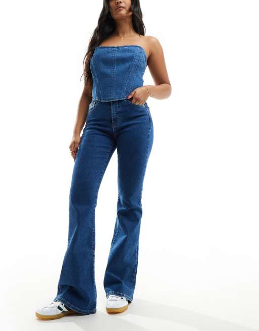 Tommy Jeans – Sylvia – Ausgestellte Jeans in mittelblauer Waschung mit hohem Bund