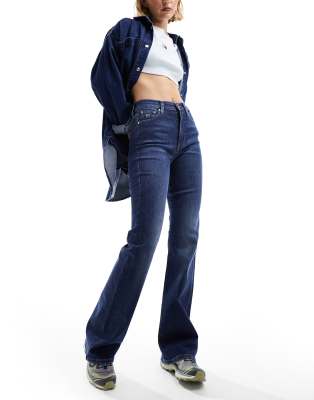 Tommy Jeans - Sylvia - Ausgestellte Jeans mit hohem Bund in mittelblauer Waschung