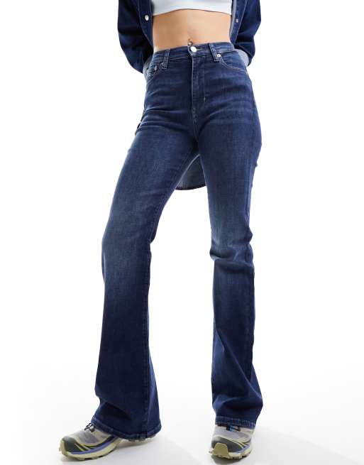Tommy Jeans – Sylvia – Utsvängda jeans med hög midja och mellanljus tvätt, 5 av 5