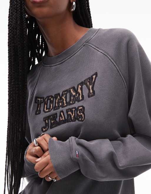Tommy Jeans – Szara sprana bluza oversize z motywem w panterkę, 3 z 4