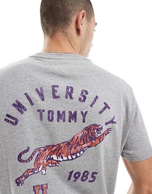 Tommy Jeans – Szary T-shirt z logo w uczelnianym stylu, 2 z 4