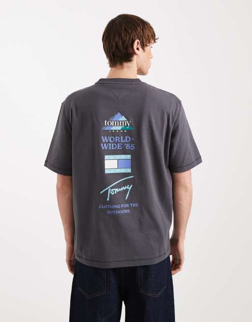 Tommy Jeans - T-shirt à logo drapeau et imprimé sommet de montagne au dos - Noir délavé