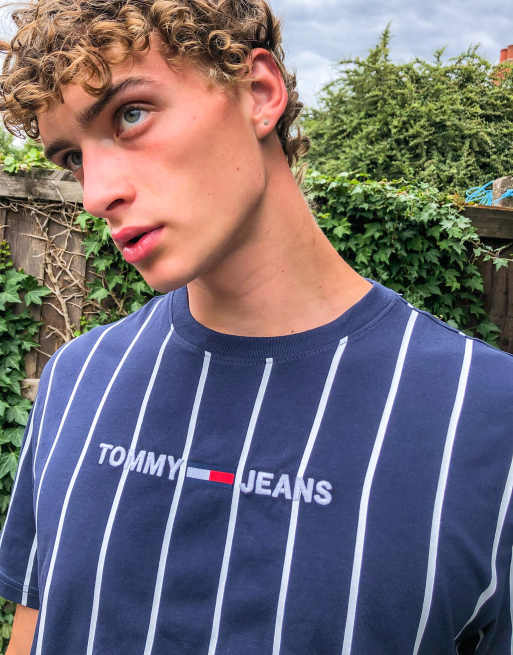 Tommy Jeans - T-shirt a righe verticali blu navy con logo