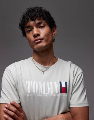 Tommy Jeans - T-shirt avec logo drapeau linéaire - Vert sauge - view 1