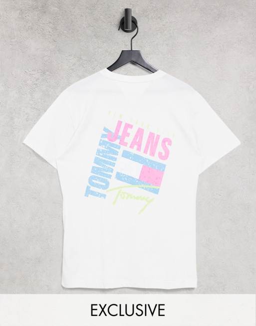 Tommy Jeans - T-shirt avec logo effet photo imprimé au dos - Blanc - Exclusivité ASOS
