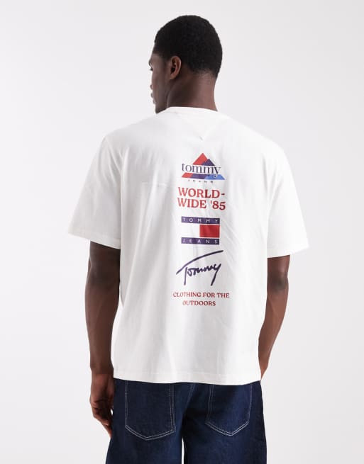 Tommy Jeans - T-shirt bianca con stampa di montagne sul retro e logo a bandiera