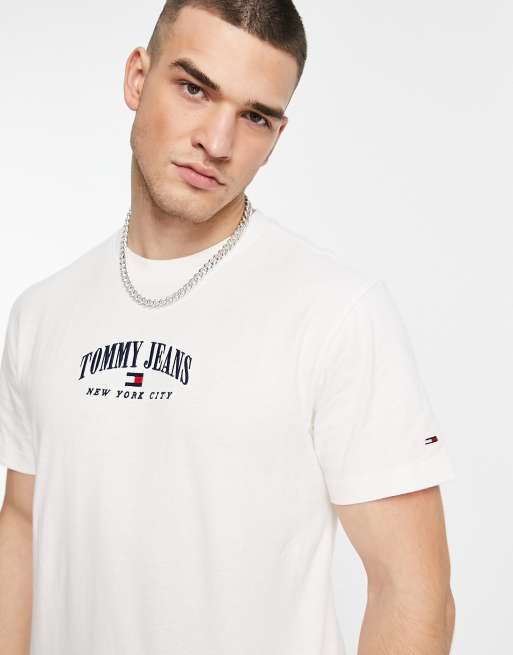Tommy Jeans - T-shirt classique en coton à petit logo style universitaire - Blanc cassé