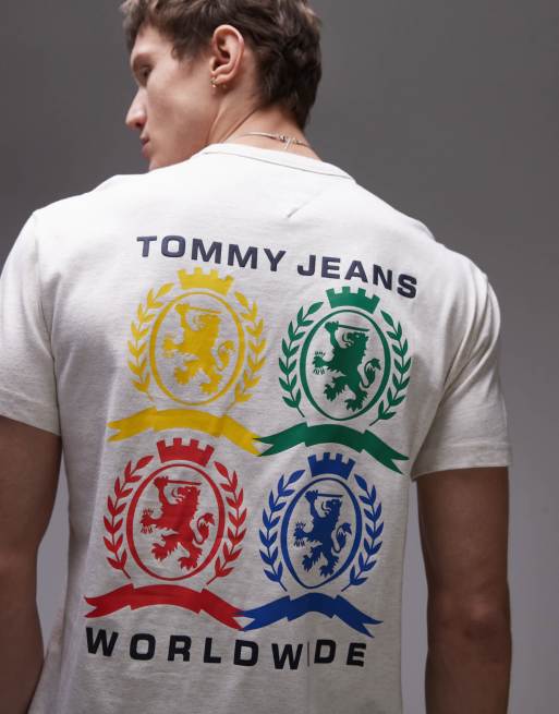 Tommy Jeans - T-shirt color bianco sporco con stampa grafica sul retro e logo con stemmi colorati