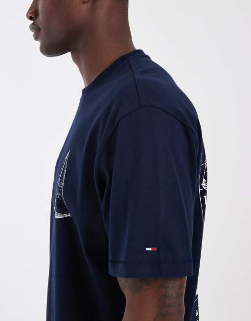 Tommy Jeans - T-shirt comoda blu navy con stampa di barca a vela sul retro, 5 di 5
