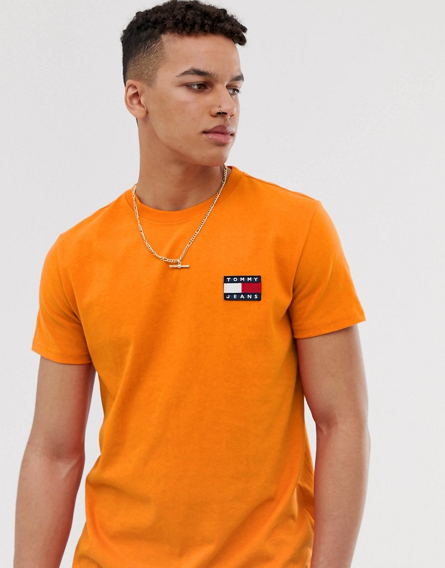 Tommy Jeans - T-shirt con logo a bandiera applicato arancione acceso