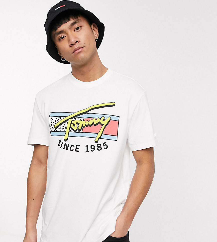 Tommy Jeans - T-shirt con stampa rétro fluo sul petto bianca - In esclusiva per ASOS-Bianco