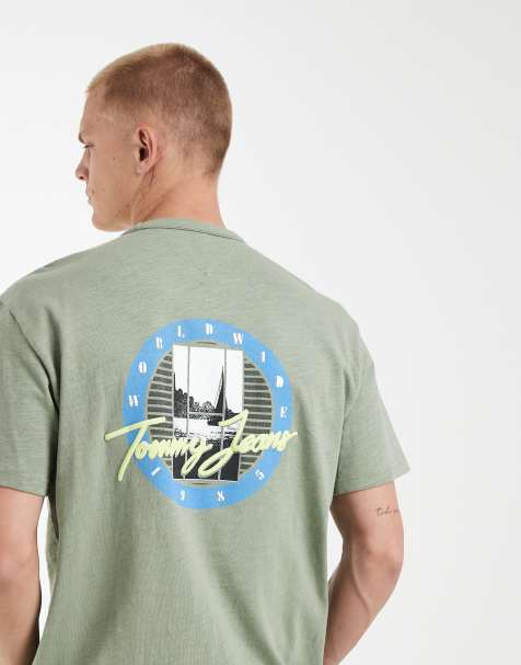 Tommy Jeans - T-shirt décontracté avec imprimé fantaisie au dos - Kaki - view 1