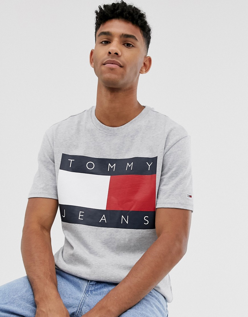 Tommy Jeans - T-shirt grigia con logo a bandiera grande sul petto-Grigio