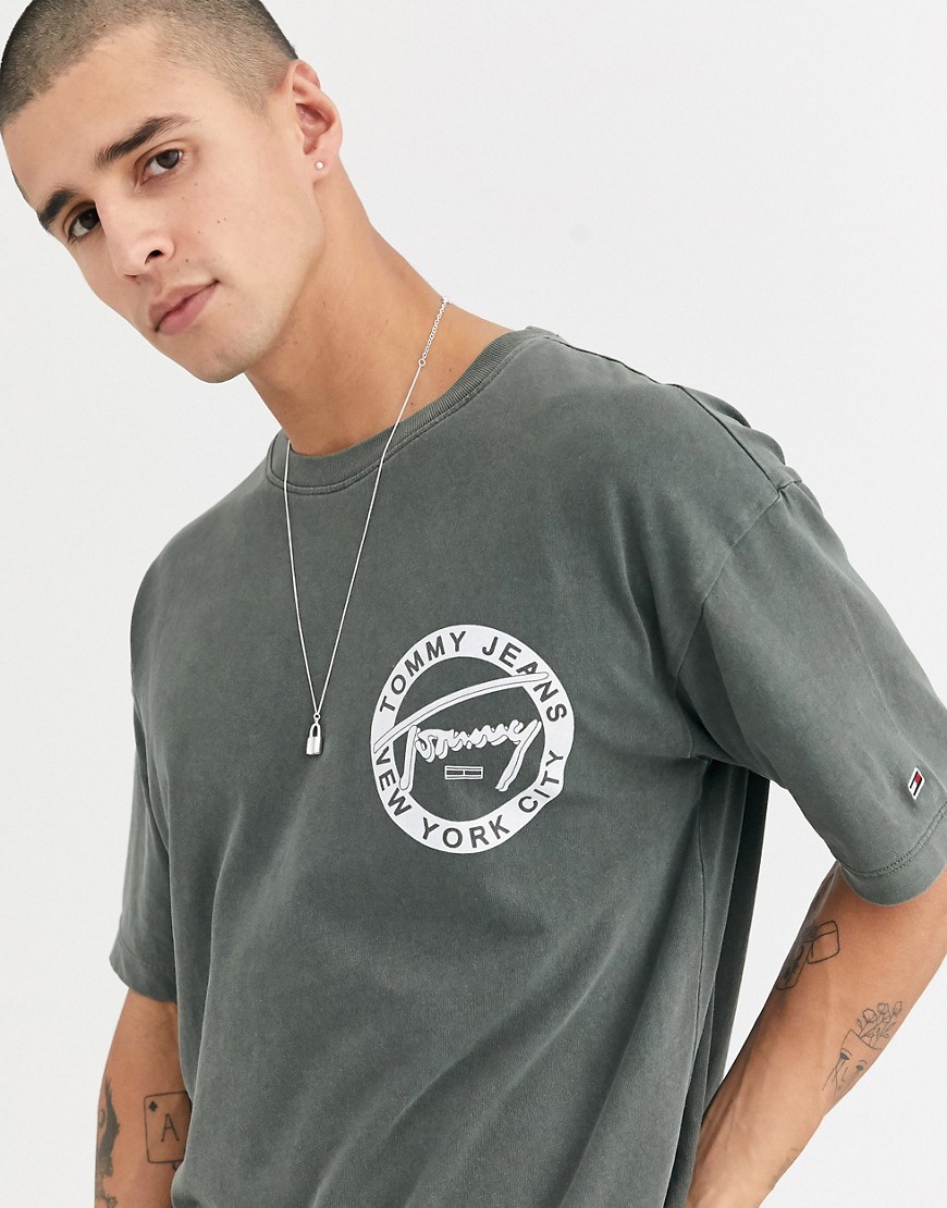 Tommy Jeans - T-shirt i vasket oliven-farve med rundt signatur-logo-Grøn
