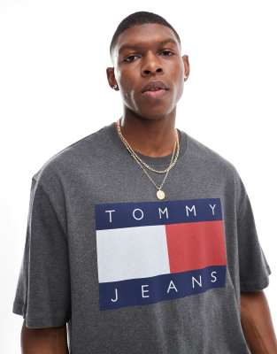 Tommy Jeans - T-Shirt in Anthrazit mit großem Flaggenlogo-Grau