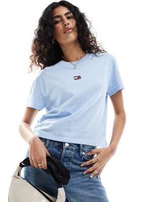 Tommy Jeans - T-Shirt in Babyblau mit Logo-Aufnäher