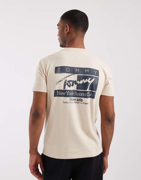 Tommy Jeans – T-Shirt in Beige mit Flag-Logoprint auf dem Rücken - view 1