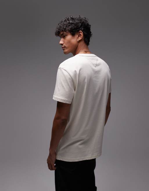 Tommy Jeans – T-Shirt in Beige mit Grafik auf der linken Brustseite, 2 von 4