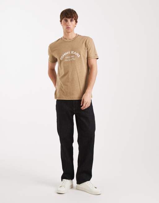 Tommy Jeans – T-Shirt in Beige mit mittigem Bogen-Logo, 2 von 5