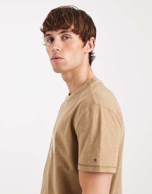 Tommy Jeans – T-Shirt in Beige mit mittigem Bogen-Logo, 3 von 5